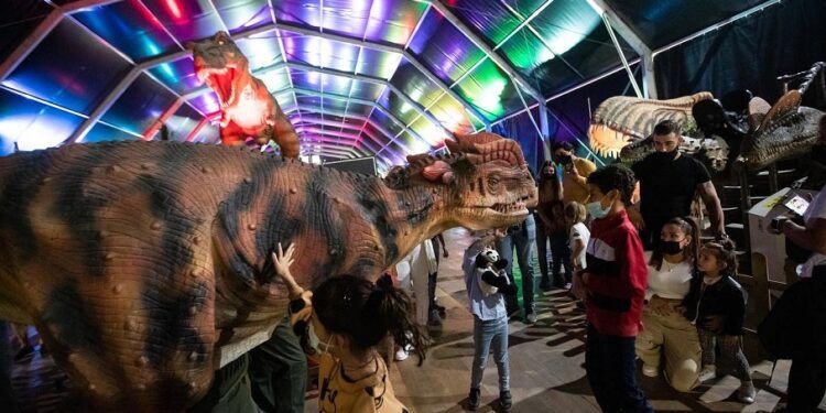 Dinosaurs Tour aterriza en Valencia con más de una treintena de dinosaurios animatrónicos