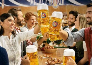 Valencia acoge la primera Oktoberfest Paulaner con una gran carpa decorada y ambientada