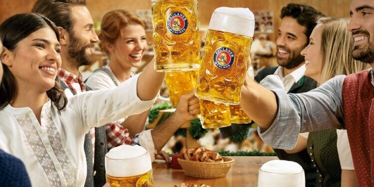 Valencia acoge la primera Oktoberfest Paulaner con una gran carpa decorada y ambientada