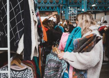 Llega a Valencia un gran mercado de prendas vintage y ropa de segunda mano vendidas al peso