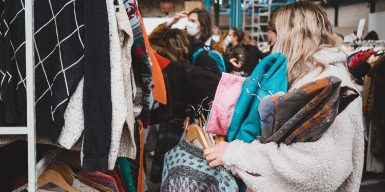 Llega a Valencia un gran mercado de prendas vintage y ropa de segunda mano vendidas al peso