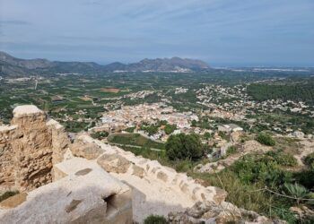 El Castellet de Orba, la fortaleza medieval del Tossal del Puig que se ofrece como un gran mirador