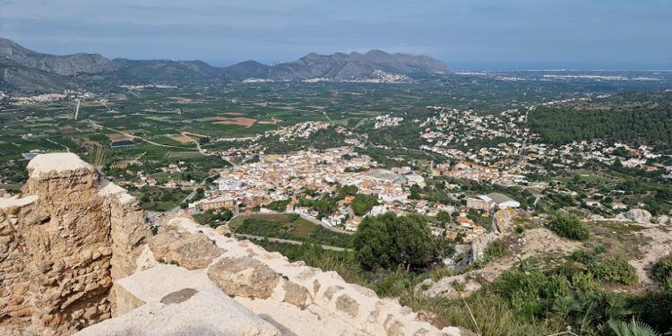 El Castellet de Orba, la fortaleza medieval del Tossal del Puig que se ofrece como un gran mirador