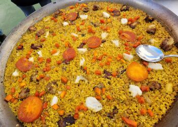 Arròs de la Ribera del Xúquer, una paella con kaki creada por dos restaurantes de Llombai