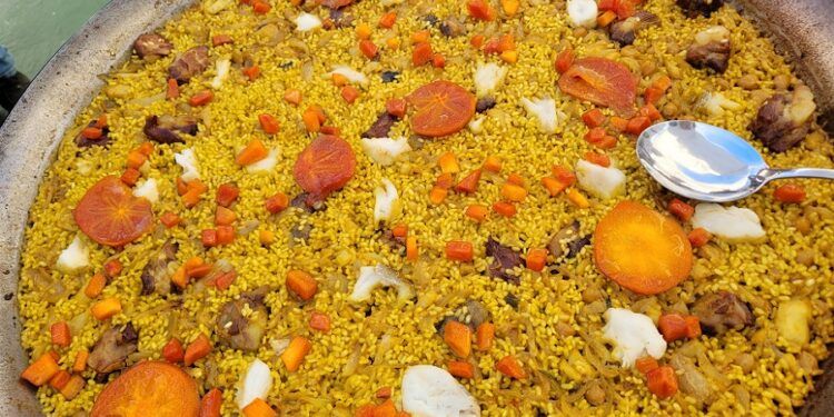 Arròs de la Ribera del Xúquer, una paella con kaki creada por dos restaurantes de Llombai