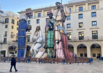 Alicante inaugura hoy su belén monumental, el nacimiento con las figuras más altas del mundo
