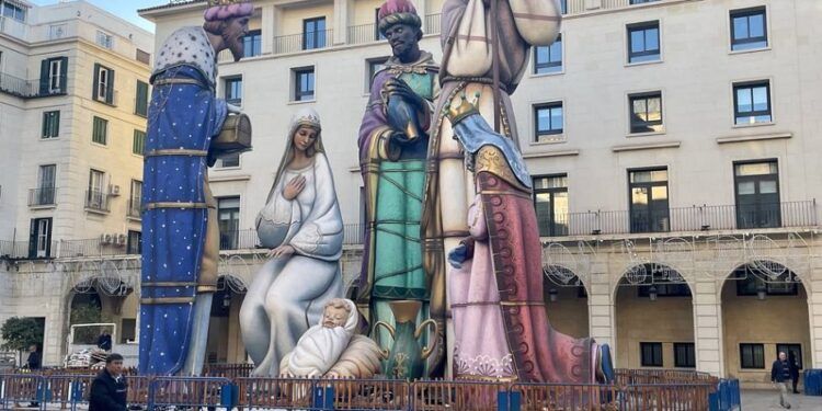 Alicante inaugura hoy su belén monumental, el nacimiento con las figuras más altas del mundo