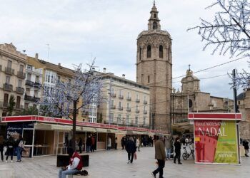La Feria de Artesanía de Navidad de Valencia se instala esta semana en la plaza de la Reina