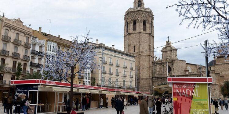 La Feria de Artesanía de Navidad de Valencia se instala esta semana en la plaza de la Reina