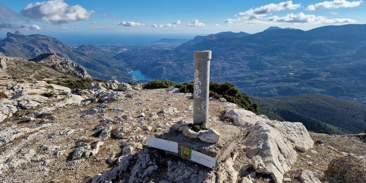 La Mallada del Llop y el Morro dels Regalls desde Famorca, una de las rutas más bellas de Alicante