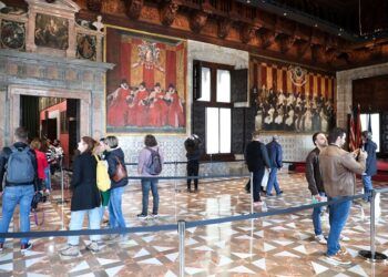Puertas abiertas en el Palau de la Generalitat y actividades en la plaza de la Virgen por Navidad
