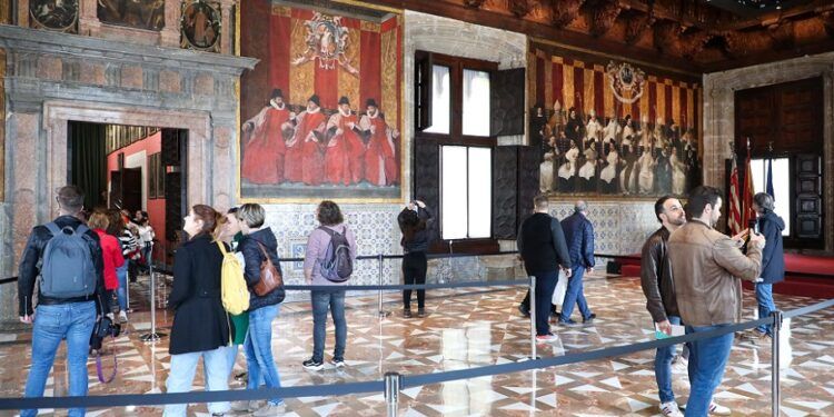 Puertas abiertas en el Palau de la Generalitat y actividades en la plaza de la Virgen por Navidad