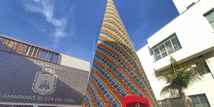 ¿Sabías que Vilamarxant tiene el récord del árbol de Navidad de ganchillo más grande del mundo?