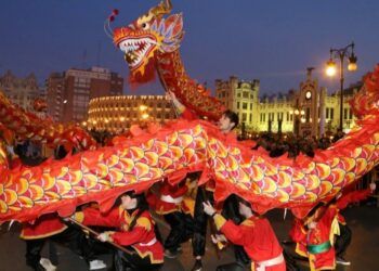 Talleres, exhibiciones y artes marciales en la plaza del Ayuntamiento por el Año Nuevo Chino