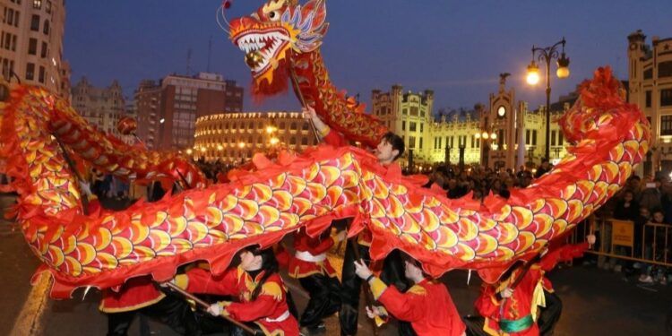 Talleres, exhibiciones y artes marciales en la plaza del Ayuntamiento por el Año Nuevo Chino
