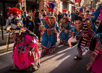 Vuelve el gran Carnaval de Ruzafa con mercado de carnestoltes y pasacalles con miles de personas