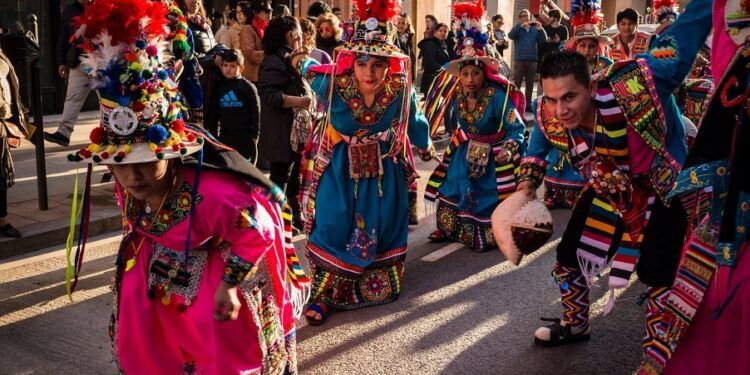 Vuelve el gran Carnaval de Ruzafa con mercado de carnestoltes y pasacalles con miles de personas