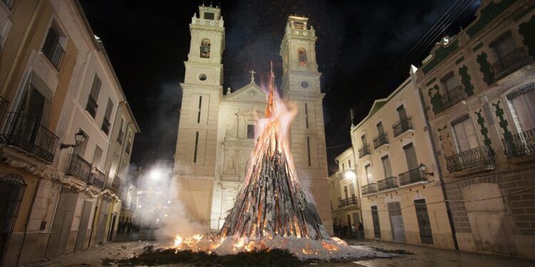 ¿Sabías que una de las hogueras más grandes del mundo se quema en Canals por Sant Antoni?