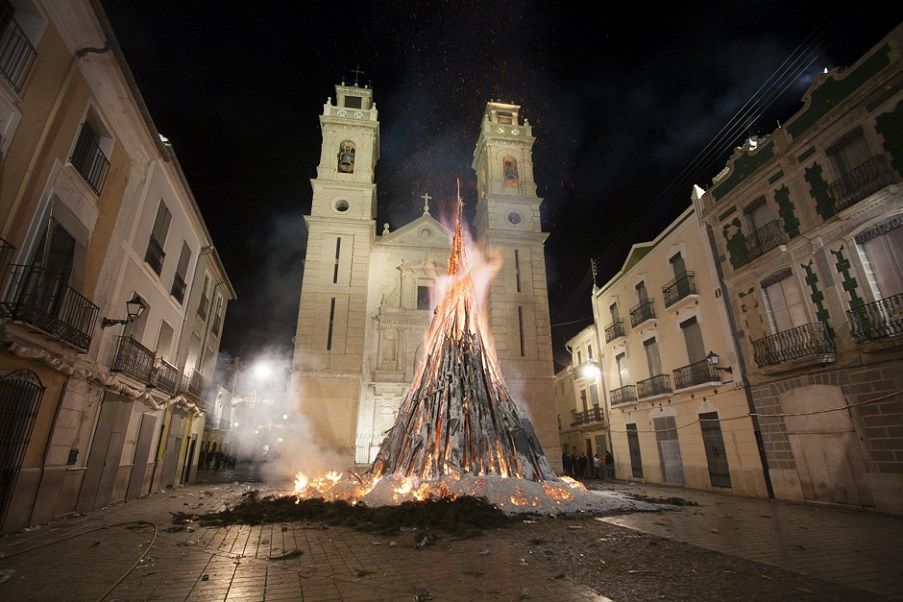 ¿Sabías que una de las hogueras más grandes del mundo se quema en Canals por Sant Antoni?