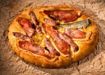 Torta de magras, el tradicional bollo o coca salada típica del interior de la provincia de Valencia