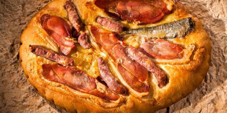 Torta de magras, el tradicional bollo o coca salada típica del interior de la provincia de Valencia