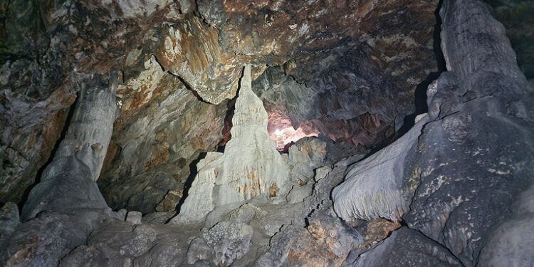 La Cueva de las Maravillas de Tous, una bella cavidad que aún conserva numerosas formaciones