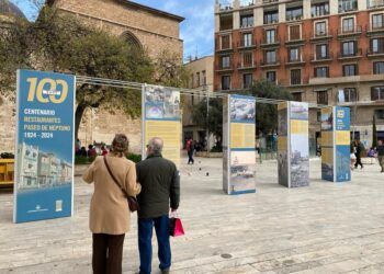 La plaza de la Reina de Valencia acoge una muestra sobre los restaurantes del paseo de Neptuno