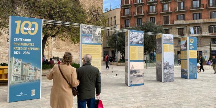 La plaza de la Reina de Valencia acoge una muestra sobre los restaurantes del paseo de Neptuno