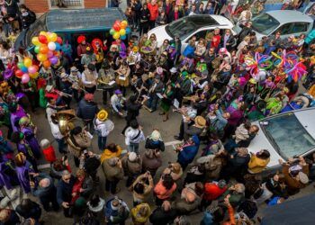El Mardi Grass regresa al Cabanyal con una gran fiesta de carnaval a ritmo de jazz y disfraces