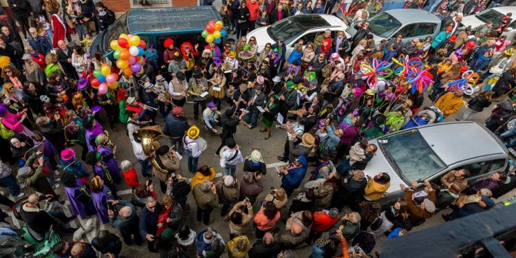 El Mardi Grass regresa al Cabanyal con una gran fiesta de carnaval a ritmo de jazz y disfraces
