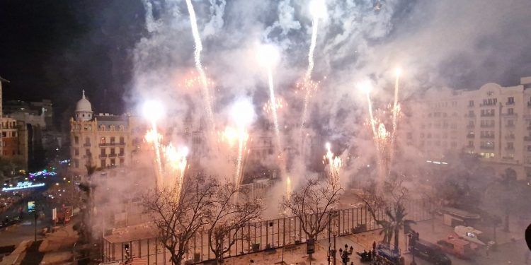 Calendario de mascletaes nocturnas de las Fallas 2024 en la plaza del Ayuntamiento de Valencia