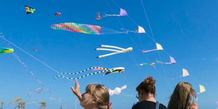 Arrancan las exhibiciones de cometas gigantes y vuelo acrobático en la playa de Gandia