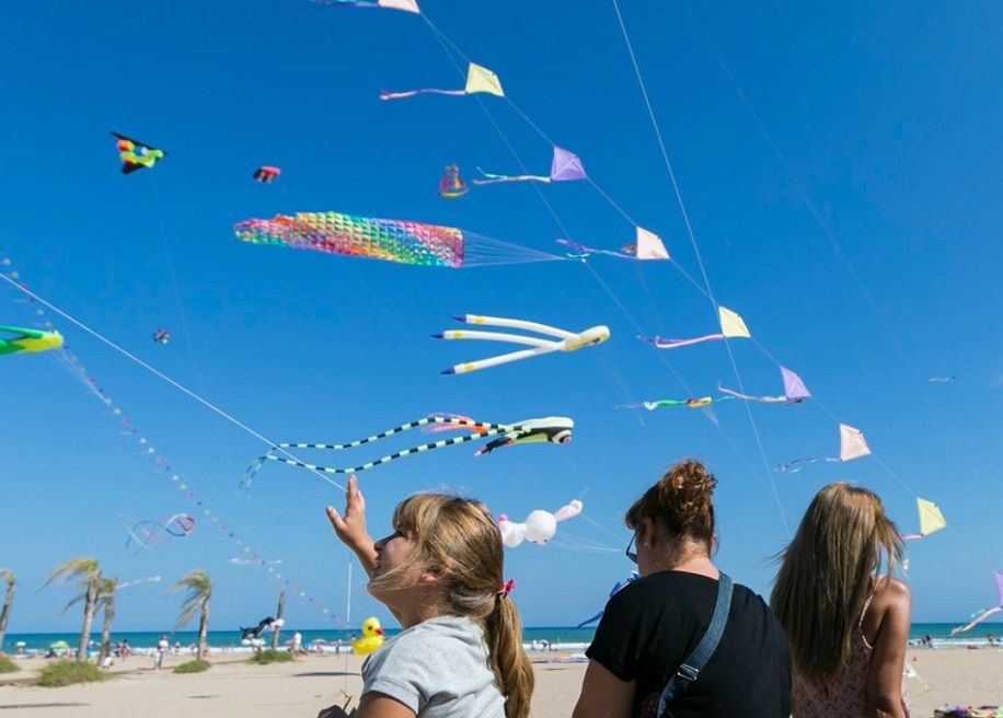 Arrancan las exhibiciones de cometas gigantes y vuelo acrobático en la playa de Gandia