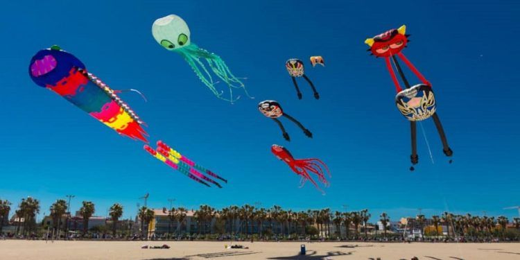 Las cometas gigantes llegan a la Playa del Cabanyal con el Festival de Cometas de Valencia 2024
