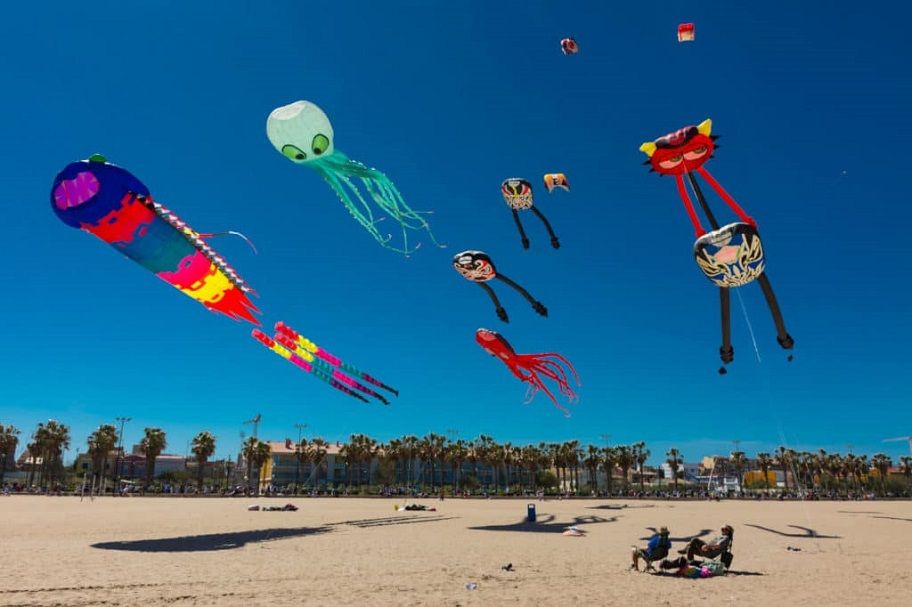 Las cometas gigantes llegan a la Playa del Cabanyal con el Festival de Cometas de Valencia 2024