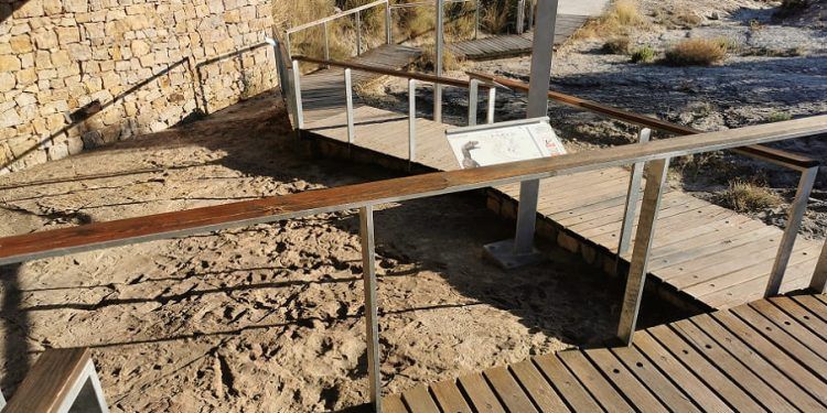 El Yacimiento Icnológico de Corcolilla, huellas de dinosaurios junto a una aldea de Alpuente