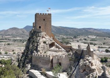 El Castillo de Sax (Faro del Vinalopó), un imponente castillo roquero sobre un escarpado peñasco