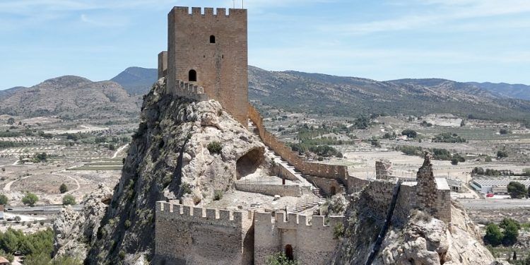 El Castillo de Sax (Faro del Vinalopó), un imponente castillo roquero sobre un escarpado peñasco