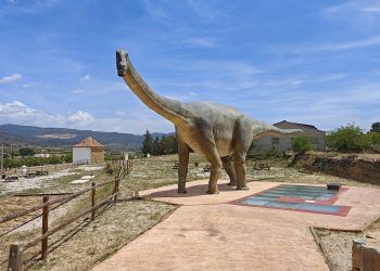 ¿Sabías que existe una réplica a tamaño real de un gran dinosaurio en la provincia de Valencia?