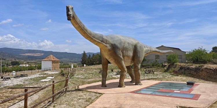 ¿Sabías que existe una réplica a tamaño real de un gran dinosaurio en la provincia de Valencia?