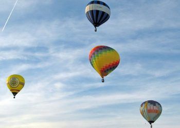 Gran festival del viento en Castellón con cometas, avionetas, paracaidismo y globos aerostáticos