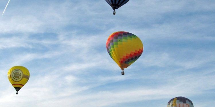 Gran festival del viento en Castellón con cometas, avionetas, paracaidismo y globos aerostáticos