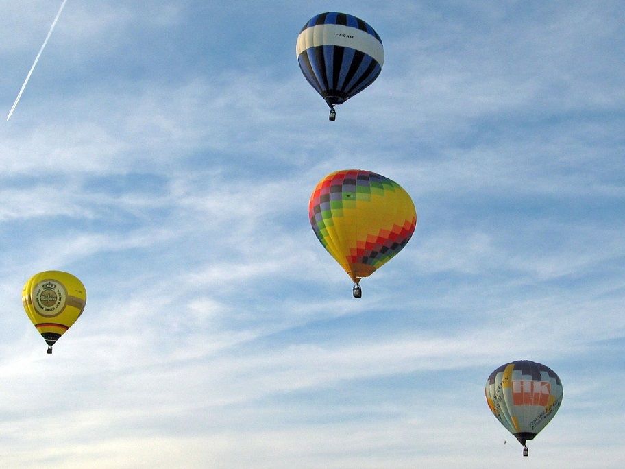 Gran festival del viento en Castellón con cometas, avionetas, paracaidismo y globos aerostáticos