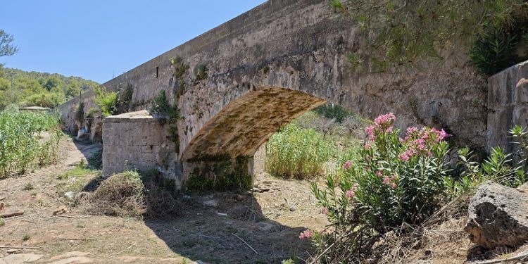 El Acueducto dels Arcs, una construcción de origen romano en Estivella que todavía sigue en uso