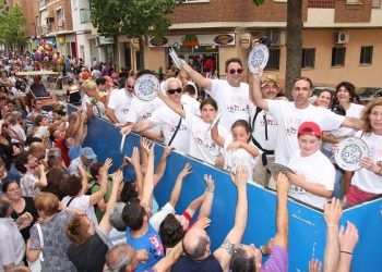 Manises regalará miles de piezas de cerámica artesanal esta semana en su gran cabalgata