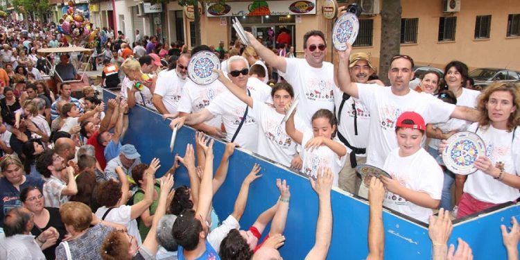 Manises regalará miles de piezas de cerámica artesanal esta semana en su gran cabalgata