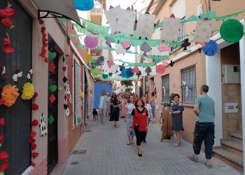 El barrio del Raval de Elche celebra por San Juan su bello concurso de calles adornadas