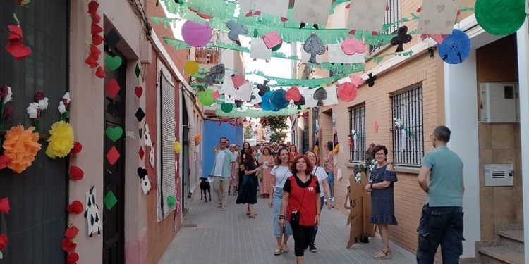 El barrio del Raval de Elche celebra por San Juan su bello concurso de calles adornadas