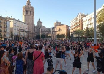 El Día de la Dansa Tradicional Valenciana llenará de folklore la plaza de la Reina de Valencia