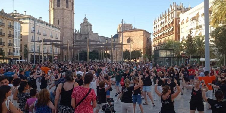 El Día de la Dansa Tradicional Valenciana llenará de folklore la plaza de la Reina de Valencia